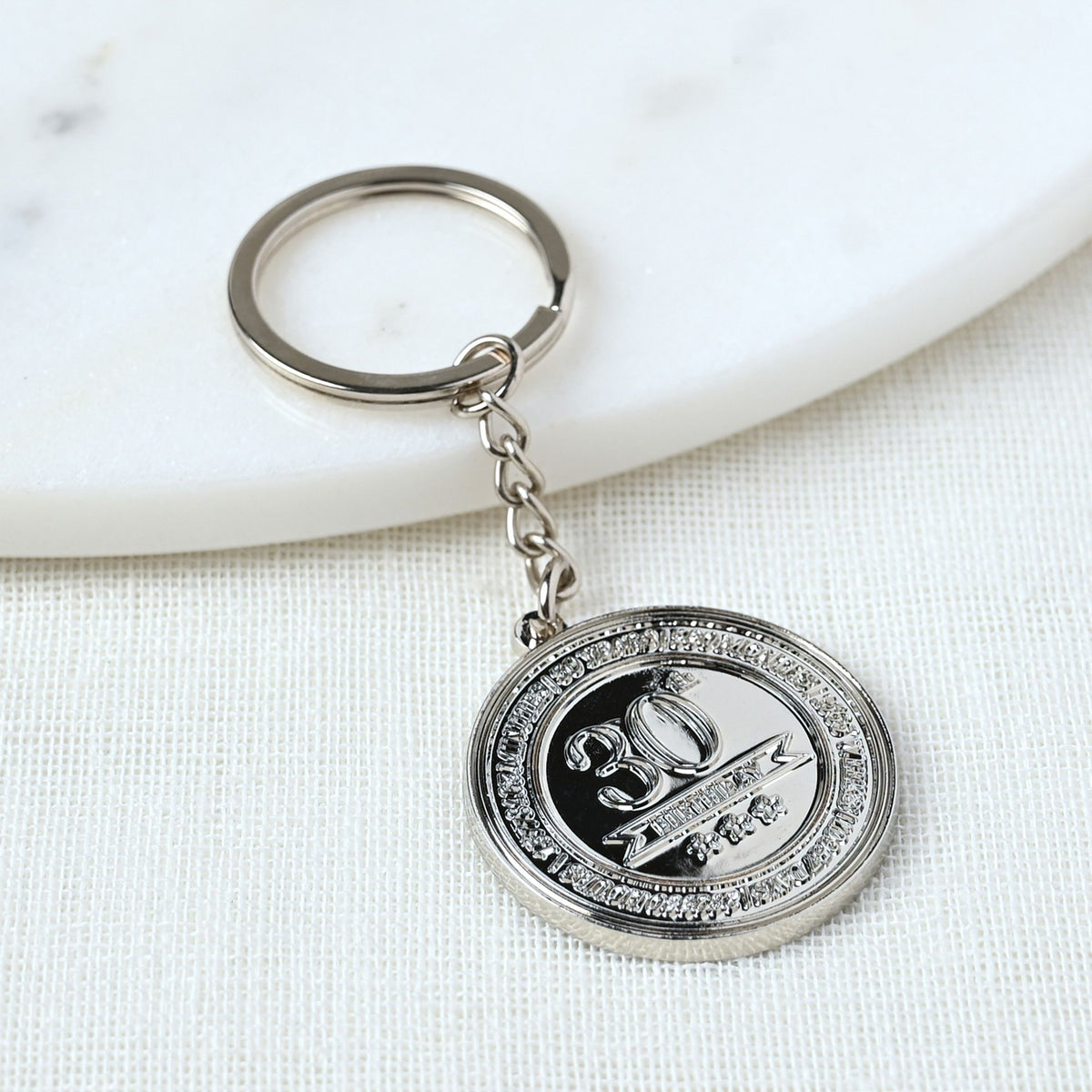Breloc cadou 30 ani tip insigna, argintiu - MS18530