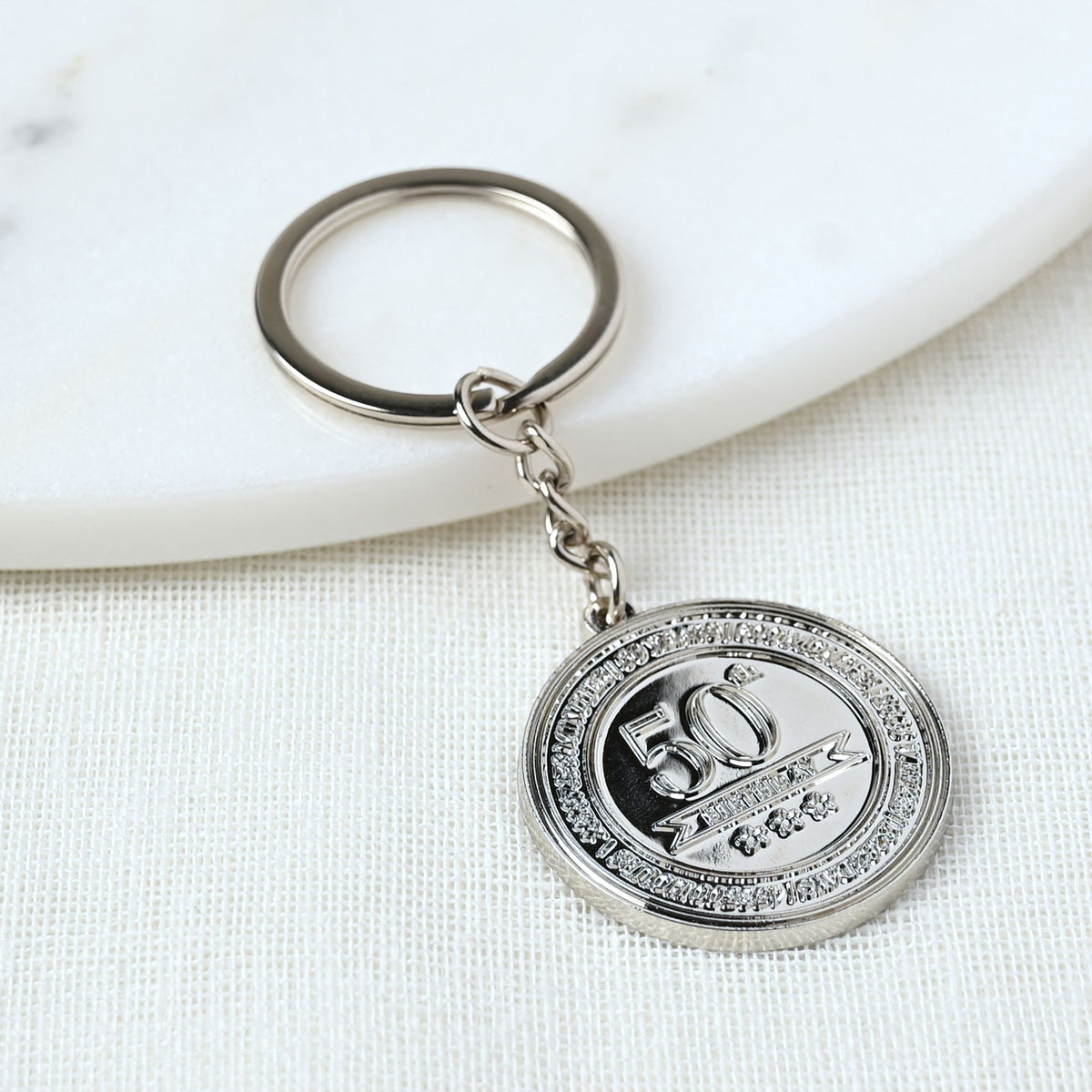 Breloc cadou 50 ani tip insigna, argintiu - MS18550
